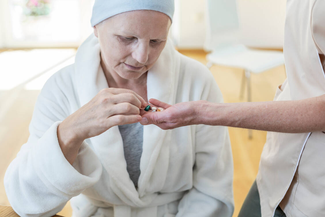 Stark immunsupprimierte Krebspatienten müssen sich mit Antibiotika vor opportunistischen Infektionen schützen. Lieferengpässe können hier lebensbedrohlich werden. / Foto: Getty Images/Katarzyna Bialasiewicz