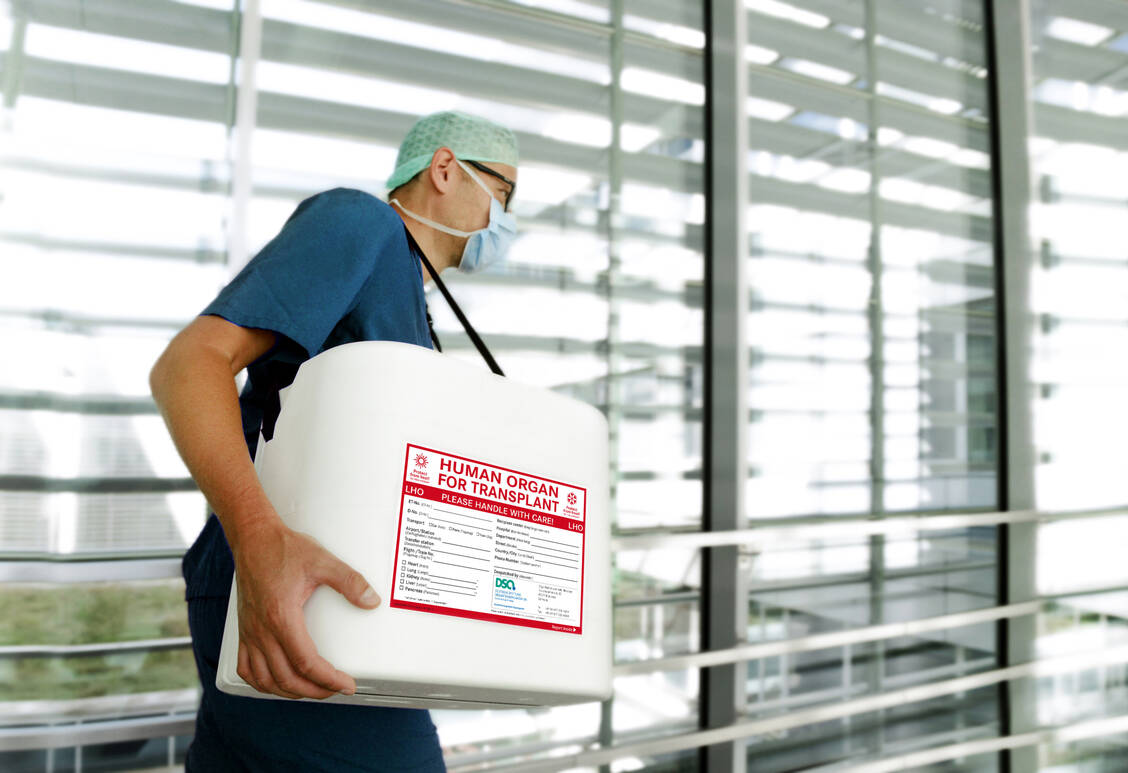 Im Endstadium einer Leberzirrhose bietet nur die Organtransplantation eine Heilungschance. Im Bild der Transport eines Spenderorgans. / Foto: DSO/Andreas Steeger