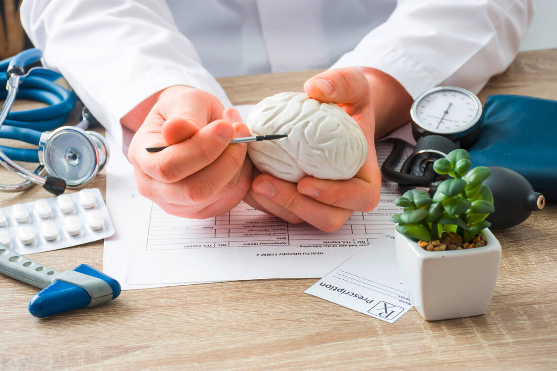 Auch das Gehirn kann bei einer SARS-CoV-2-Infektion in Mitleidenschaft gezogen werden. Entwickelt der Patient schwere neurologische Symptome, ist das ein schlechtes Zeichen für den weiteren Verlauf. / Foto: Getty Images/Shidlovski