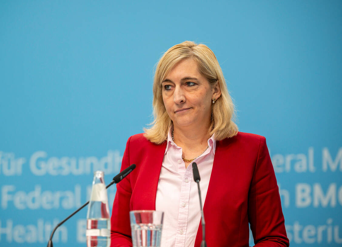 Nach der Attacke von US-Gesundheitsminister Kennedy setzte sich Bundesgesundheitsministerin Nina Warken (CDU) in einem Statement zur Wehr. Während der Corona-Pandemie habe es »zu keiner Zeit eine Verpflichtung der Ärzteschaft« gegeben, Impfungen gegen Covid 19 durchzuführen. / © Imago/Mike Schmidt