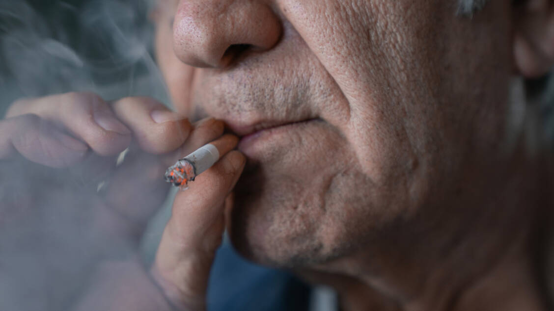 Rauchen, Alkohol und Übergewicht sind die vermeidbaren Risikofaktoren, die in Deutschland am häufigsten zu Krebserkrankungen führen. / © Getty Images/seb_ra