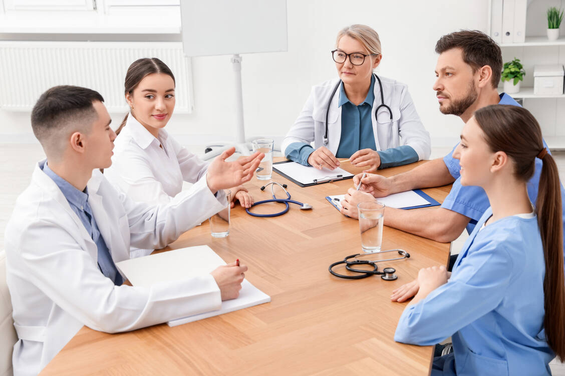 Pharmazeutische Expertise sollte verstärkt in ethische Entscheidungsprozesse eingebunden werden.  / © Shutterstock/New Africa