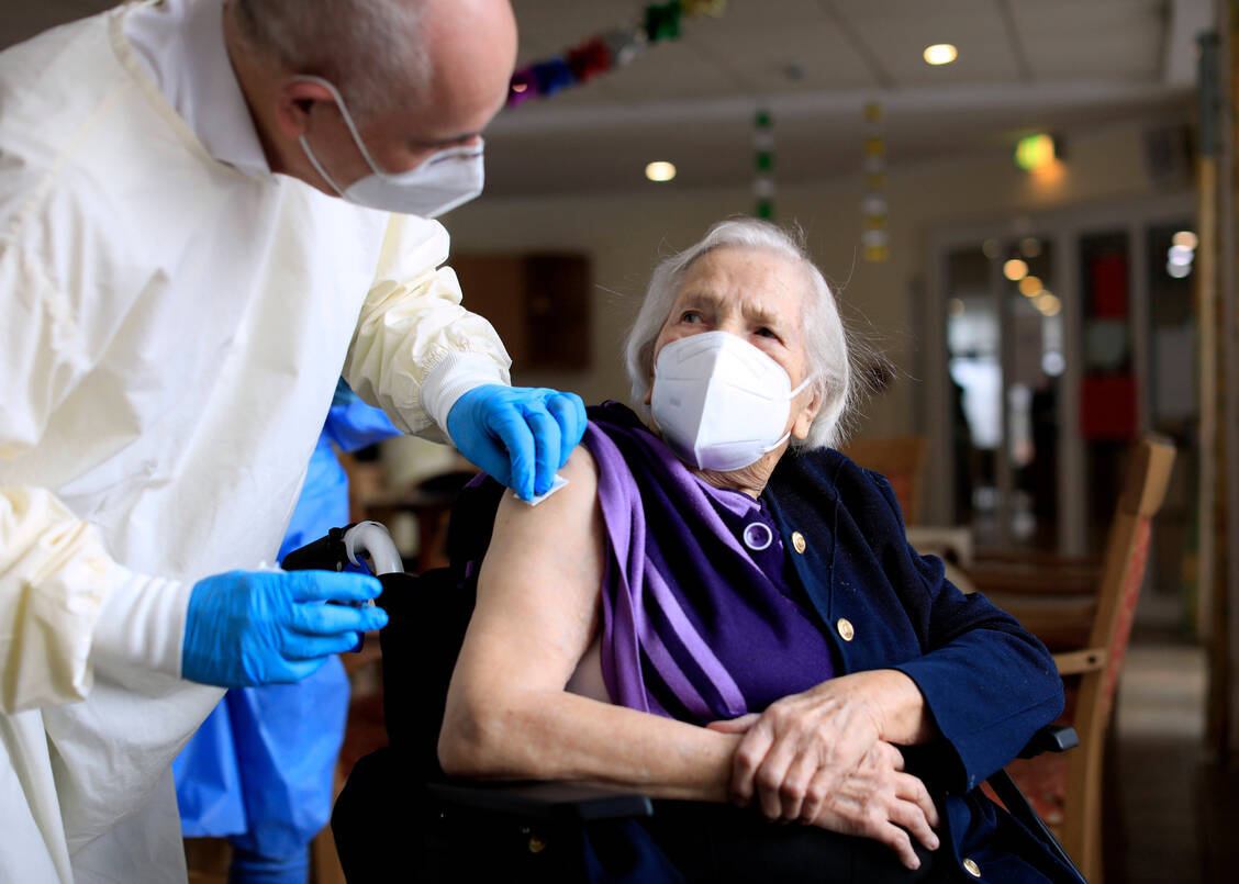 Mittelfristig sollen in Deutschland alle gegen das Coronavirus geimpften Menschen geboostert werden, aber Ältere und Immungeschwächte sind zuerst dran, betont die STIKO. / Foto: Imago Images/Laci Perenyi