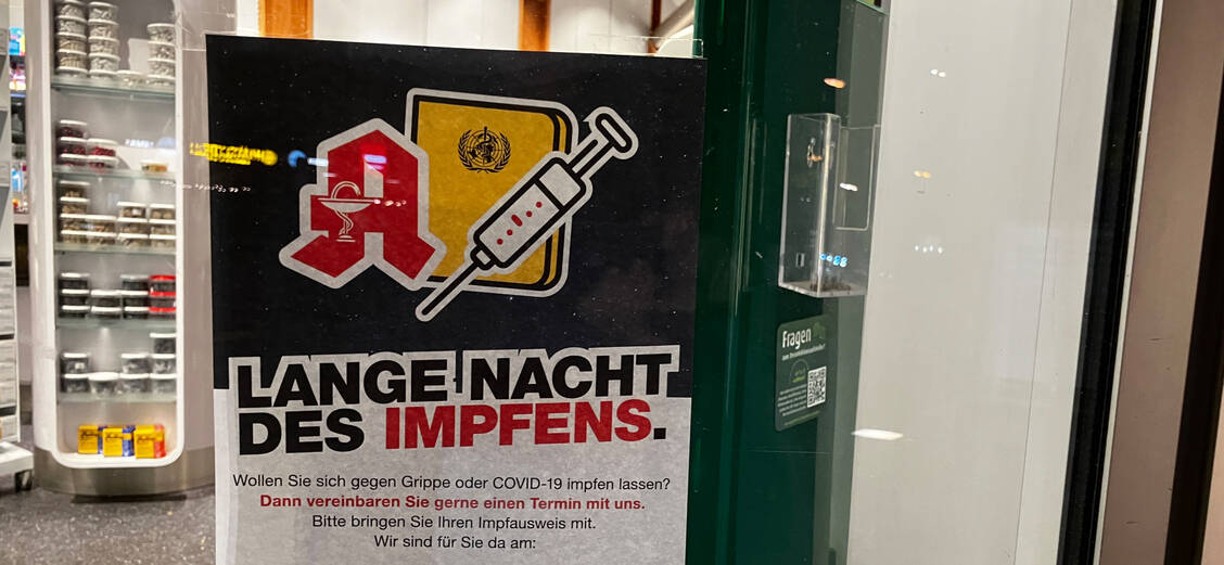 Grippeimpfung nach Feierabend? Seit 2023 nehmen bundesweit immer mehr Apotheken an der »Langen Nacht des Impfens« teil. / © PZ/Daniela Hüttemann