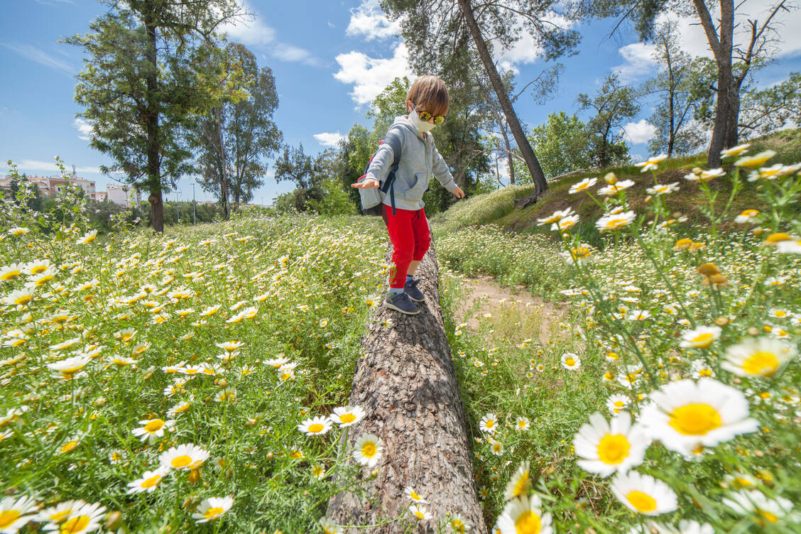 Die Natur und die frische Luft genießen: Masken schützen nicht nur vor Viren, sondern auch vor Pollen. / Foto: Getty Images/Juan Aunion / EyeEm