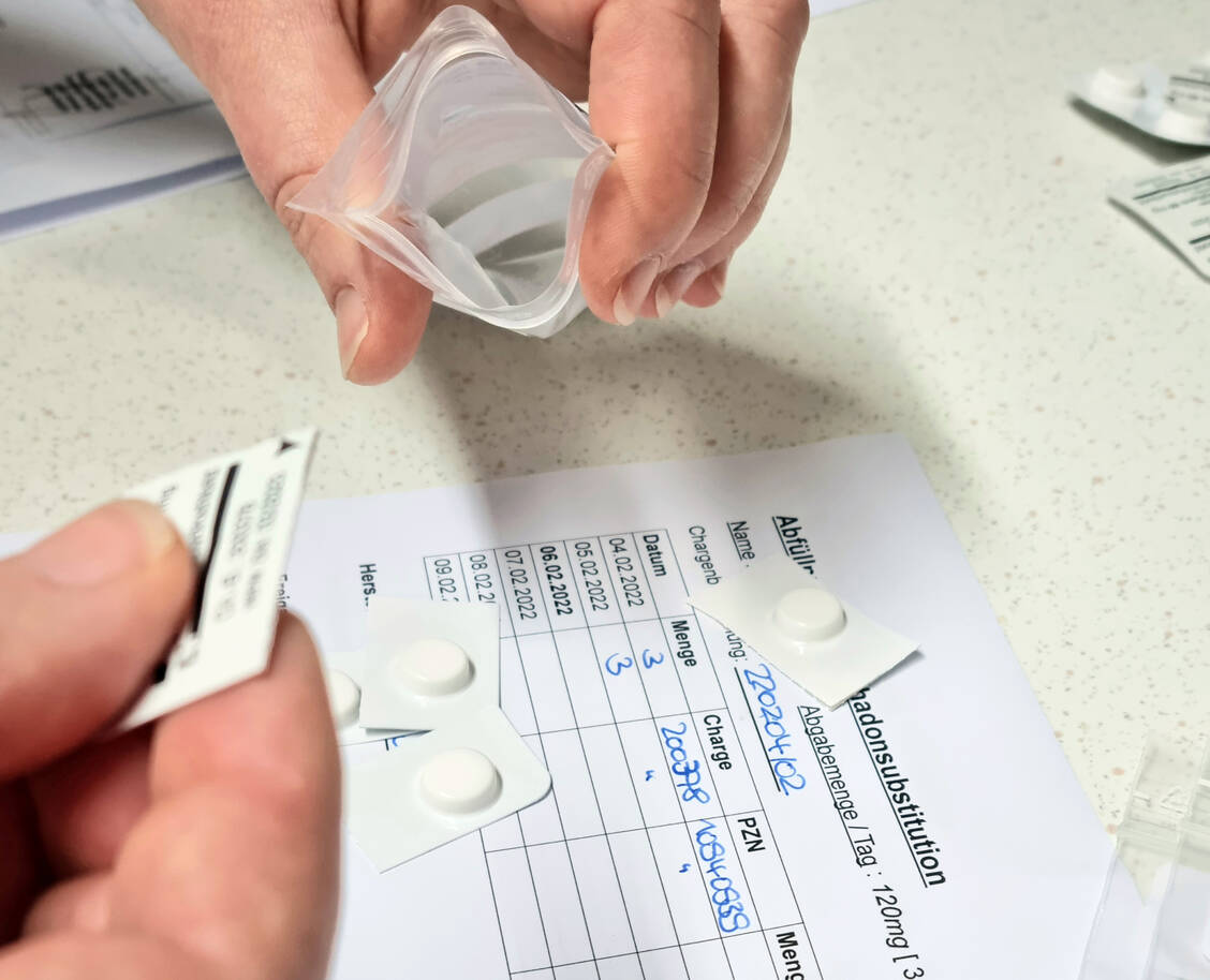 Bei der Abfassung der jeweiligen Tagesdosen von Tabletten sind Druckverschlussbeutel als Primärpackmittel erlaubt. / Foto: Spading