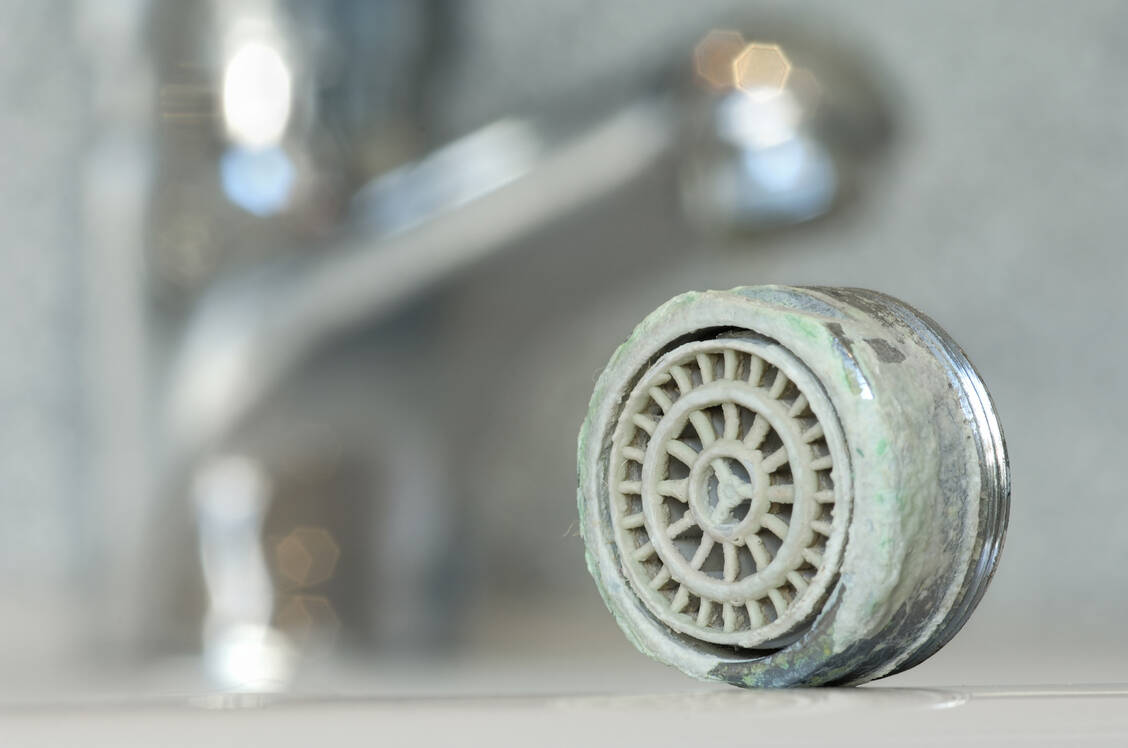 Zu viel Kalk lagert sich ab. Dies gilt nicht nur für Wasserhahn und Perlator, sondern bei einer Hypercalciämie auch für innere Organe wie Nieren oder Herzklappen. / Foto: Adobe Stock/Alterfalter