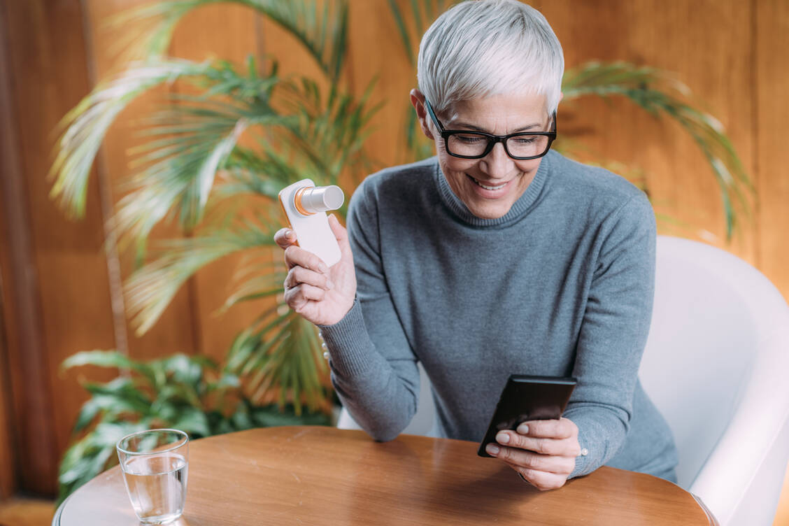 Mithilfe von Asthma-Apps lassen sich wichtige Lungenparameter wie die Ergebnisse einer spirometrischen Messung  dokumentieren. / Foto: Adobe Stock/Microgen