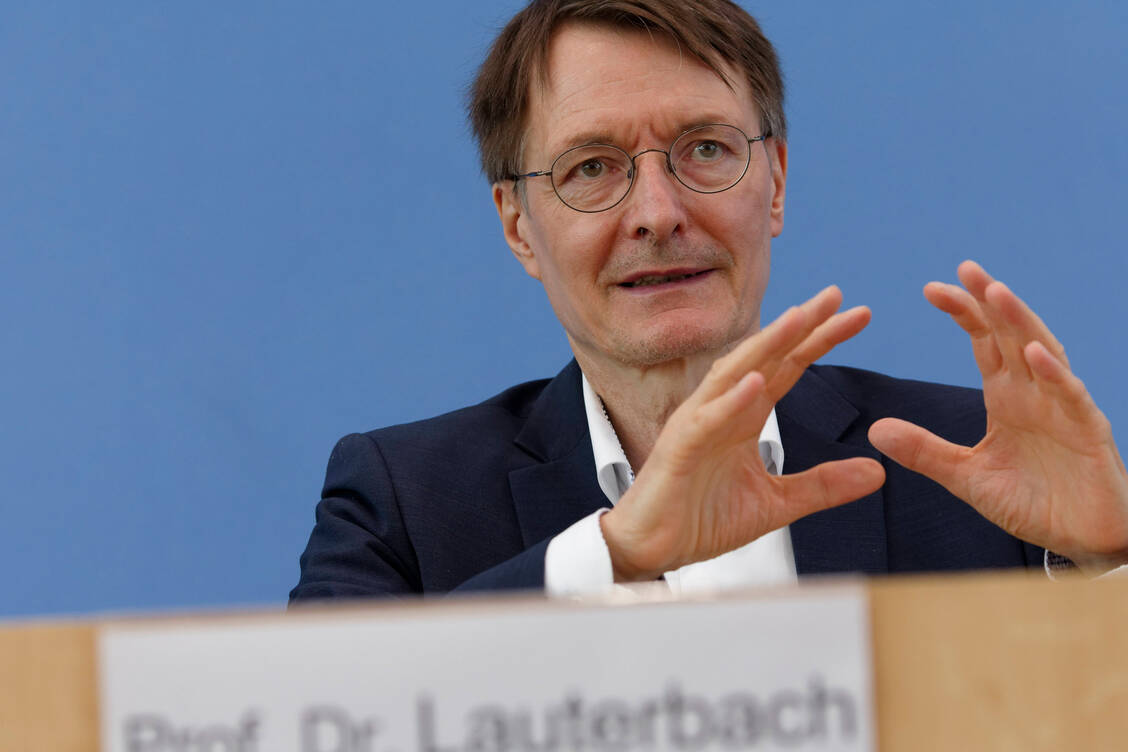 Der Beitragssatz zur Gesetzlichen Krankenversicherung werde im kommenden Jahr erneut moderat steigen müssen, erklärte Bundesgesundheitsminister Karl Lauterbach (SPD) der »Rheinischen Post«. / Foto: IMAGO/Jürgen Heinrich