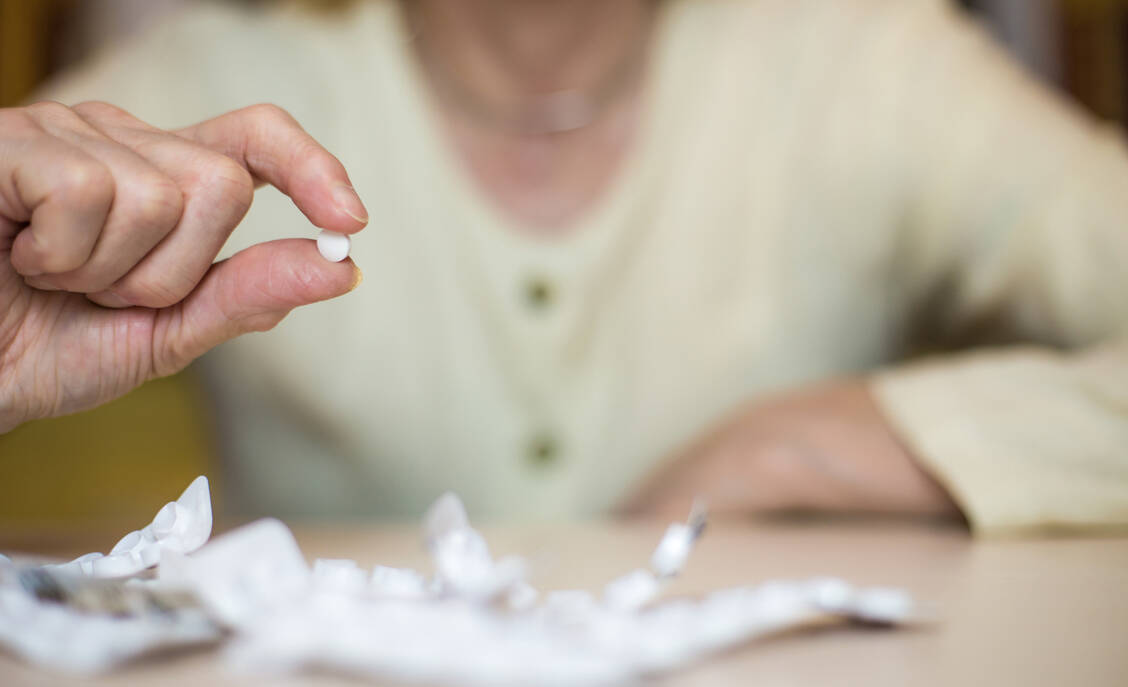 Schlaftabletten sind keine Dauerlösung gegen chronische Tagesmüdigkeit. Oft helfen Dosisreduktion oder der Entzug sogar. / Foto: Adobe Stock/Rainer Fuhrmann