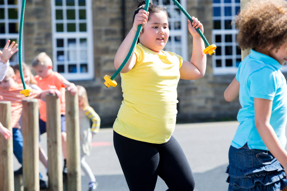Spaß an Bewegung vermitteln statt schlechtes Gewissen machen: Übergewicht bei Kindern ist ein heikles Thema, das einen sensiblen Umgang erfordert. / Foto: Getty Images/SolStock