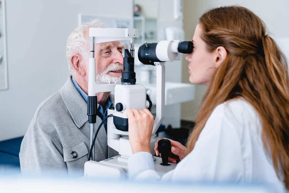 Die trockene AMD verläuft meist langsam und die Seheinschränkungen sind zu Beginn gering. Wenn später jedoch das Zentrum der Makula betroffen ist, ist das Sehvermögen der Betroffenen sehr stark eingeschränkt. / Foto: ADobe Stock/InsideCreativeHouse