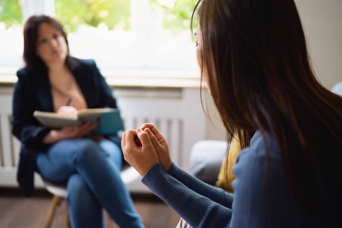 MDMA, auch bekannt als »Ecstasy«, hat therapeutisches Potenzial: Es löst Ängste, fördert Vertrauen und hilft Patienten mit posttraumatischer Belastungsstörung auf diese Weise, mit einem Therapeuten über das Erlebte zu sprechen. Eine Zulassung wird es so bald aber noch nicht geben. / Foto: Getty Images/Nadija Pavlovic