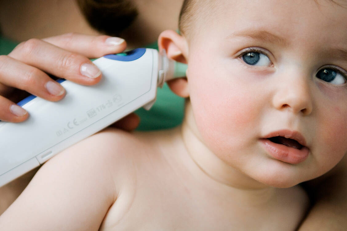 Ab einem Alter von einem Jahr kann Kindern Fieber auch mit einem Trommelfellthermometer gemessen werden. Am genausten ist jedoch die rektale Messung. / © Getty Images/Eric Audras