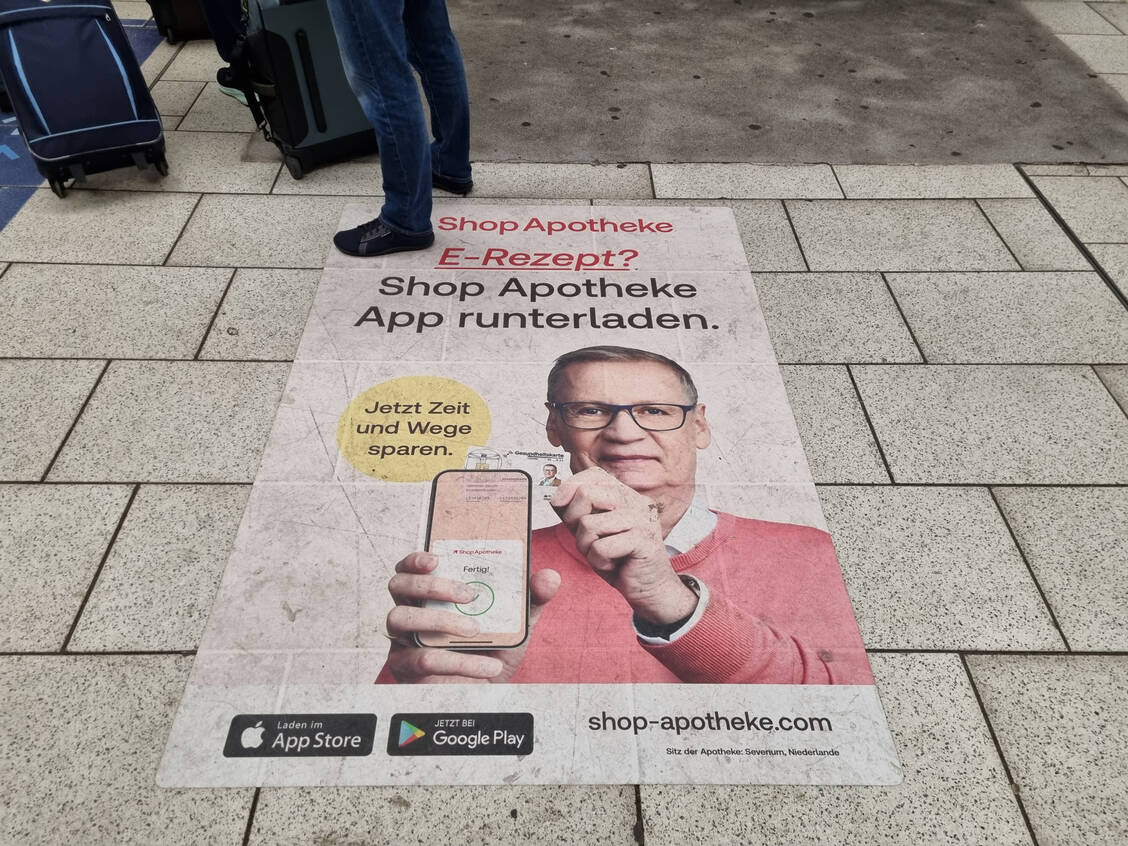 Mit TV-Moderator Günther Jauch auf Kundenfang: Shop Apotheke wirbt bundesweit mit zahlreichen Angeboten für eine E-Rezept-Einlösung bei dem Versender. / © PZ / Hüttemann