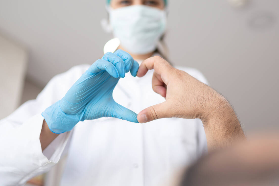Das Implantieren von künstlich hergestelltem Herzmuskelgewebe könnte schwer insuffiziente Herzen wieder so kräftigen, dass sich eine Herztransplantation vermeiden ließe. / Foto: Getty Images/	isayildiz