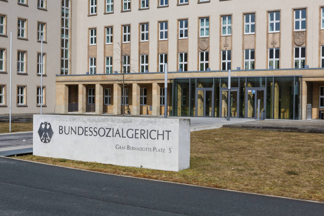 Nach dem Urteil des Bundessozialgerichts (BSG) im »Rezeptur-Streit« können betroffene Apotheken die retaxierten Beträge sowie den Kassenabschlag samt Zinsen zurückfordern. / © imago images/Rüdiger Wölk