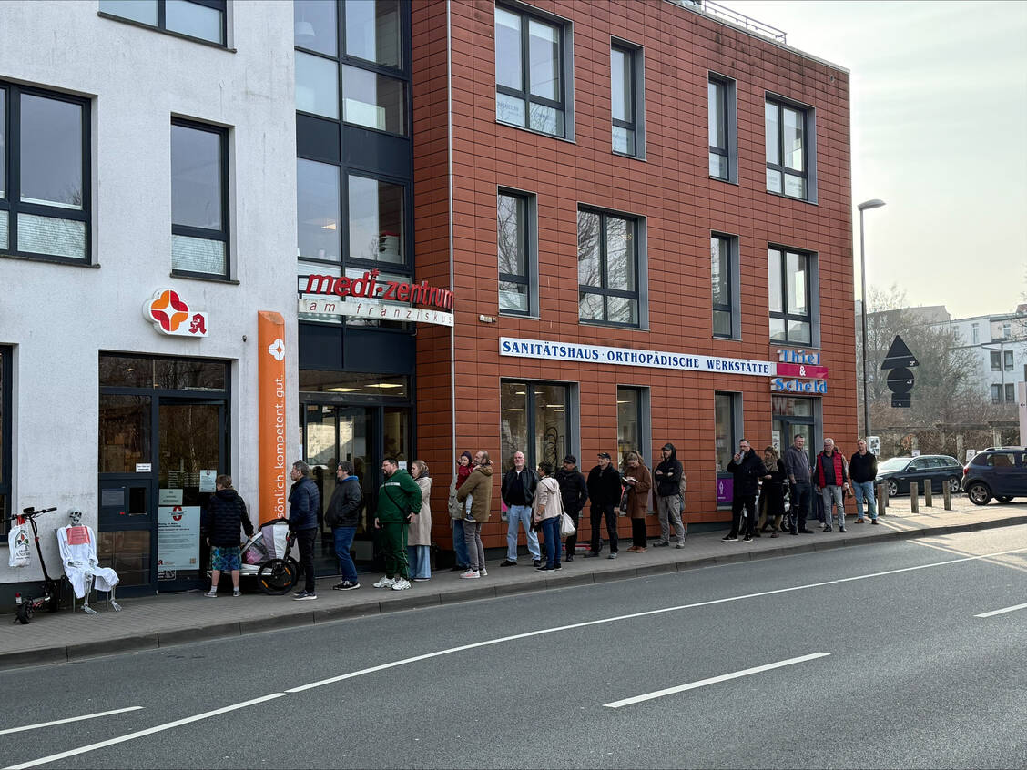 Phasenweise bildete sich eine Schlange vor der notdiensthabenden Apotheke, doch die meisten Menschen reagierten mit Verständnis für die Protestaktion. / © Duburg-Apotheke