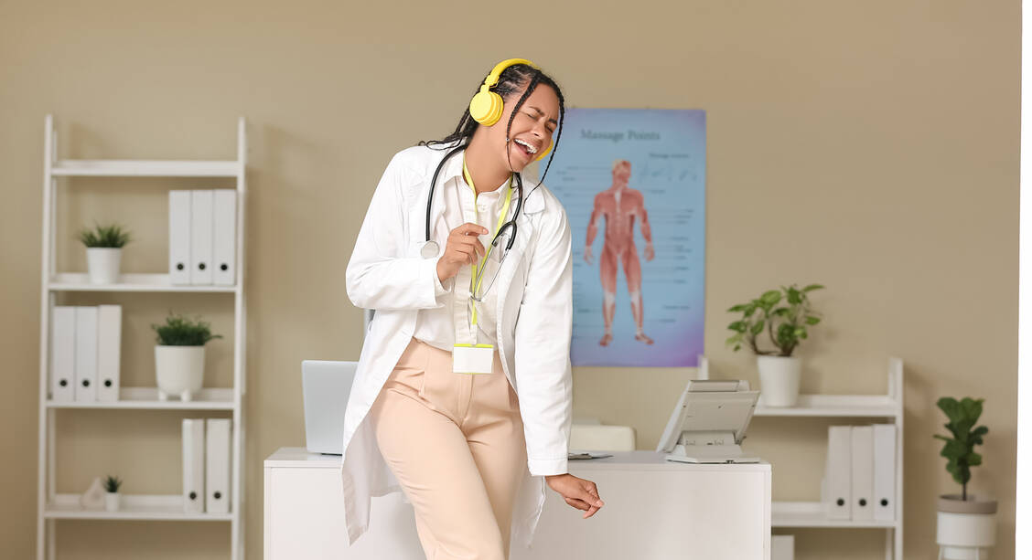 Zuversichtliche Menschen leben länger und zufriedener. Doch ihre positive Grundhaltung erfordert zunächst Arbeit. / © Adobe Stock/Pixel-Shot