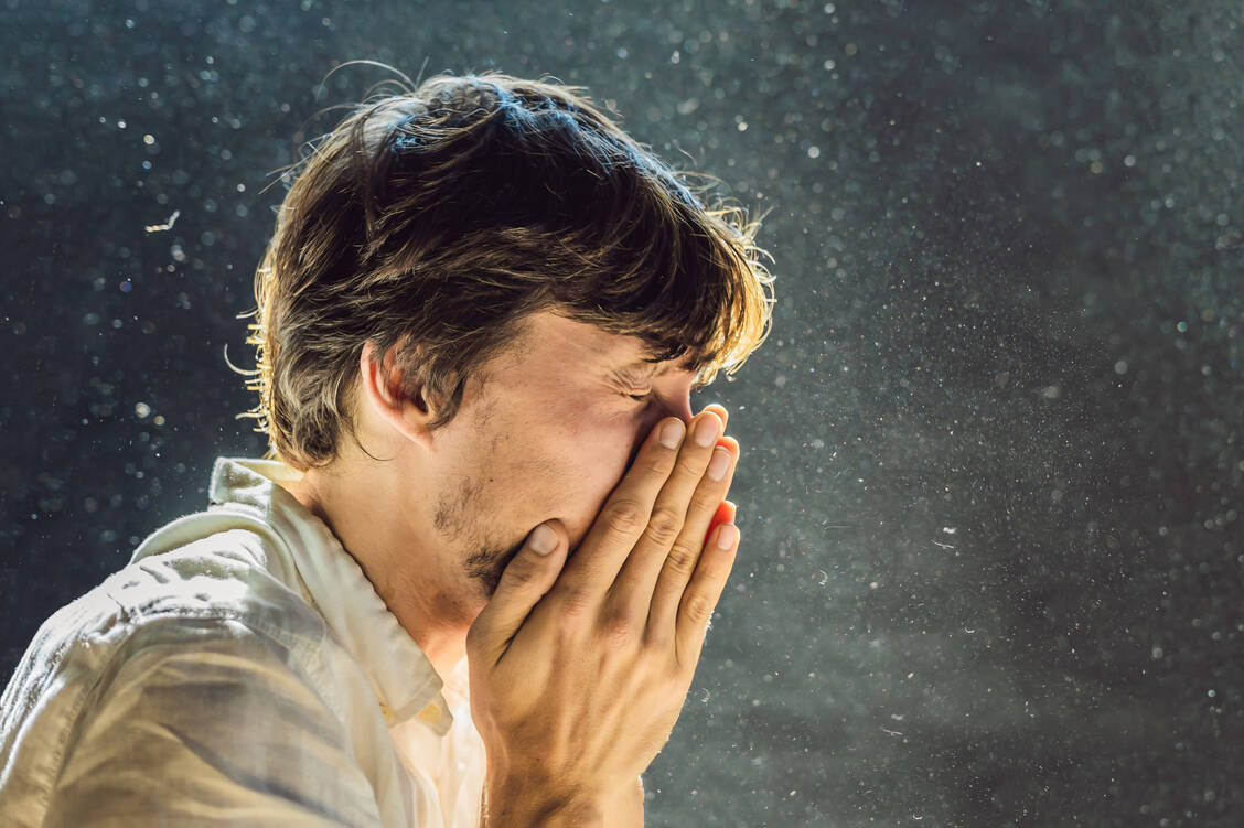 Niesreiz gehört zu den häufigsten Symptomen bei allergischer Rhinitis. / Foto: Adobe Stock/galitskaya