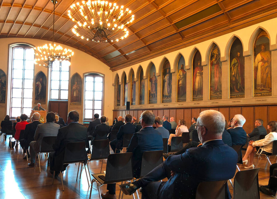 Danke für 50 Jahre ZL und danke für das große Engagement der Apothekenteams in der Pandemie. Der Ministerpräsident des Landes Hessen, Volker Bouffier (CDU), zeigte sich bei einer Jubiläumsfeier in Frankfurt am Main voll des Lobes für den Berufsstand. Die anwesenden Apothekerinnen und Apotheker im Auditorium dürften das gerne gehört haben. / Foto: PZ/Siebenand