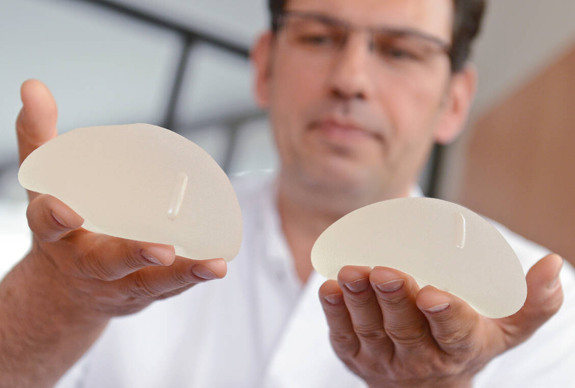 Mangelhafte Silikon-Implantate sorgten 2010 für einen Skandal. Seitdem wird immer wieder über die Sicherheit medizinischer Implantate diskutiert. / Foto: dpa