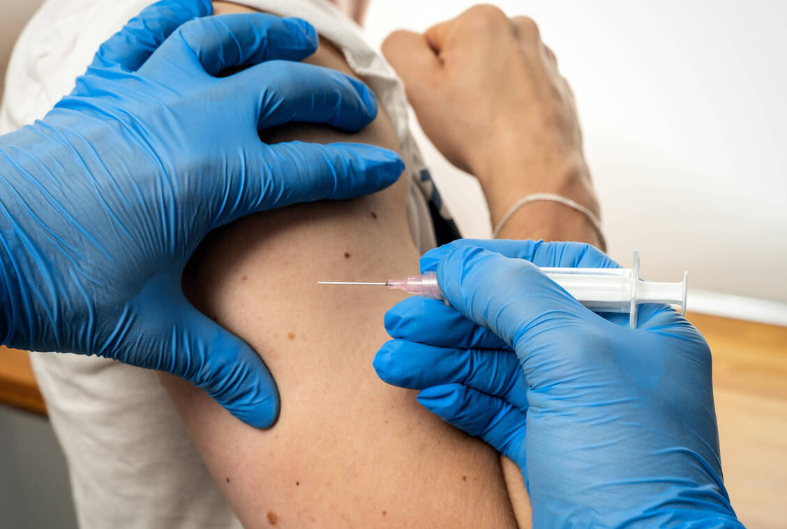 Viele Apotheken impfen bereits heute gegen die Grippe. Sie könnten auch Covid-19-Impfungen übernehmen.  / Foto: Imago Images/Bihlmayerfotografie