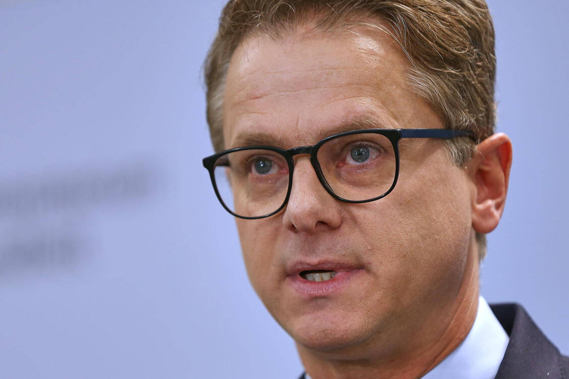 Bundesgesundheitsminister Carsten Linnemann (CDU) ließ offen, ob im kommenden Jahr weitere Sparmaßnahmen erforderlich werden. / © Imago/dts Nachrichtenagentur