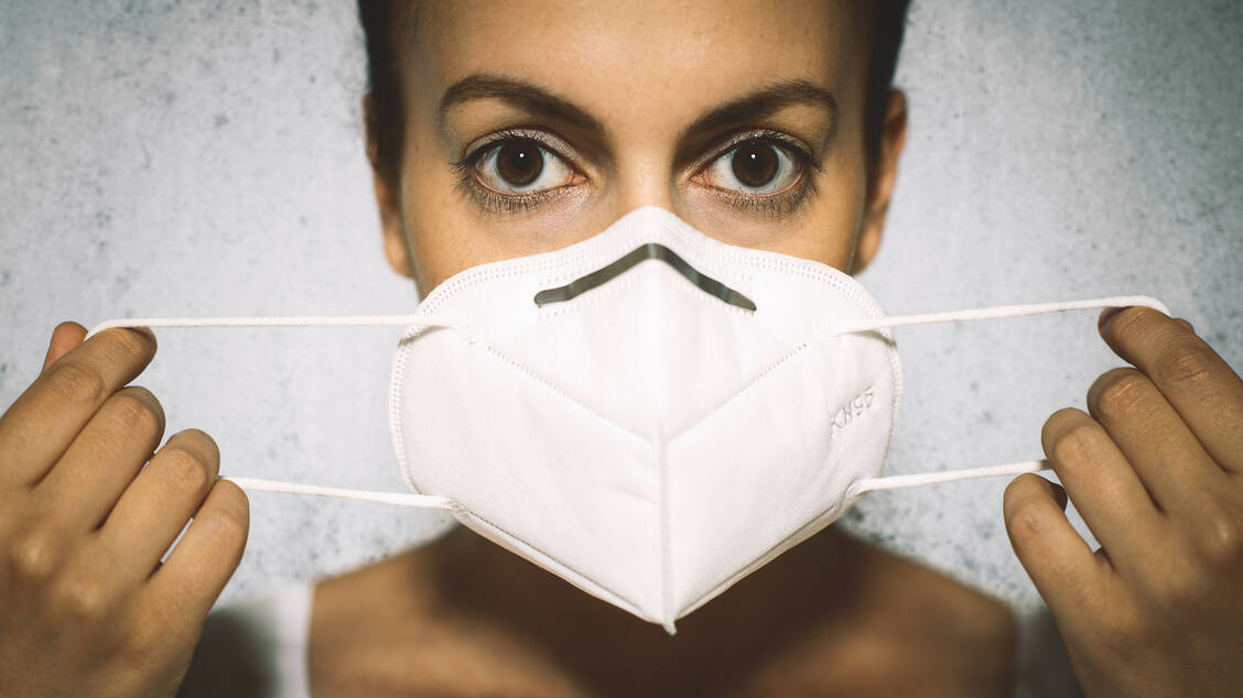 Ab Sonntag fällt die Maskenpflicht in Innenräumen. / Foto: Adobe Stock/Marvelia