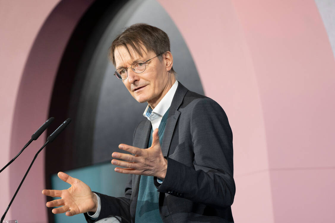 Bundesgesundheitsminister Karl Lauterbach will das Problem der Lieferengpässe bei Arzneimittelwirkstoffen angehen und die Kassen dazu bringen, sich breiter aufzustellen. / Foto: Imago/Chris Emil Janßen