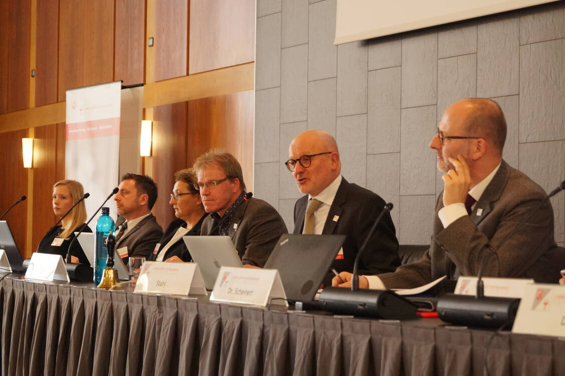 Bei der Vertreterversammlung der Landesapothekerkammer Rheinland-Pfalz appellierte deren Präsident Peter Stahl an den Bundesgesundheitsminister, mit der Apothekerschaft in einen Dialog zu treten. / Foto: LAK Rheinland-Pfalz