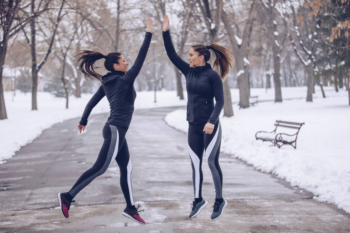 Eineiige Zwillinge haben zwar die gleiche DNA, die Genexpression unterscheidet sich jedoch aufgrund individueller, epigenetischer Unterschiede.  / Foto: Getty Images/South_agency