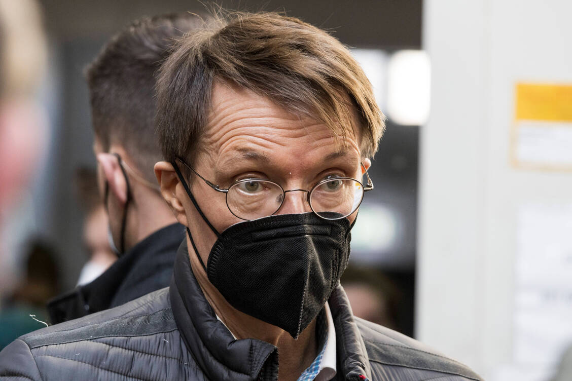 »Ich tue es auch. Um kein Long Covid zu riskieren und andere zu schützen« – Bundesgesundheitsminister Karl Lauterbach will in öffentlichen Verkehrsmitteln weiter Maske tragen.  / Foto: Imago Images/Bettina Strenske