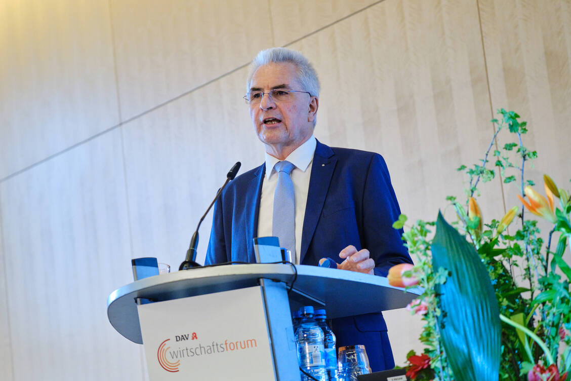 Im Namen des Deutschen Apothekerverbands (DAV) begrüßte der kommissarische DAV-CHef Hans-Peter Hubmann Vertreter aus Wirtschaft, Politik und Pharmazie beim DAV-Wirtschaftsforum in Berlin. / Foto: PZ/André Wagenzik