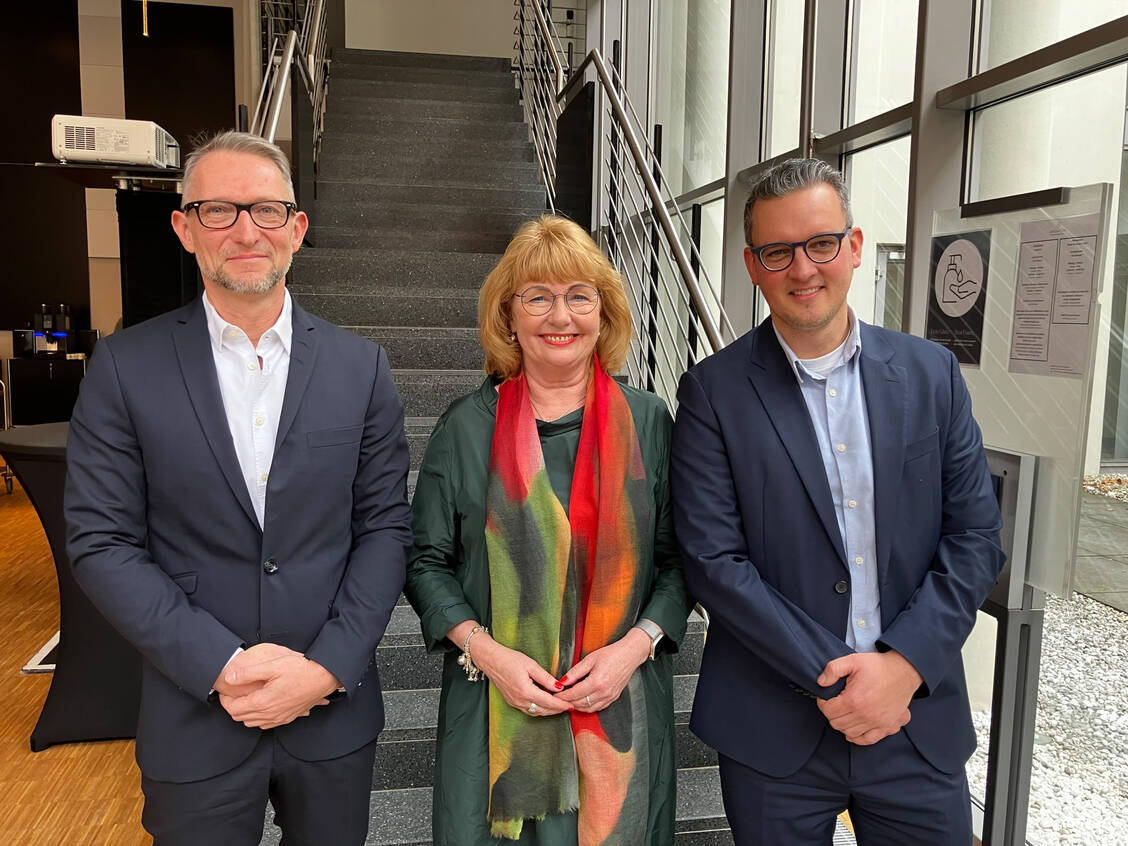 Kammerpräsidentin Cathrin Burs mit ihren zwei Gastrednern: ABDA-Pressesprecher Benjamin Rohrer (rechts) und Dr. Thomas Vorwerk, Chefapotheker des KRH Klinikums Region Hannover, der über den Stand zur Etablierung der Stationsapotheker sprach (Bericht folgt). / Foto: PZ/Daniela Hüttemann