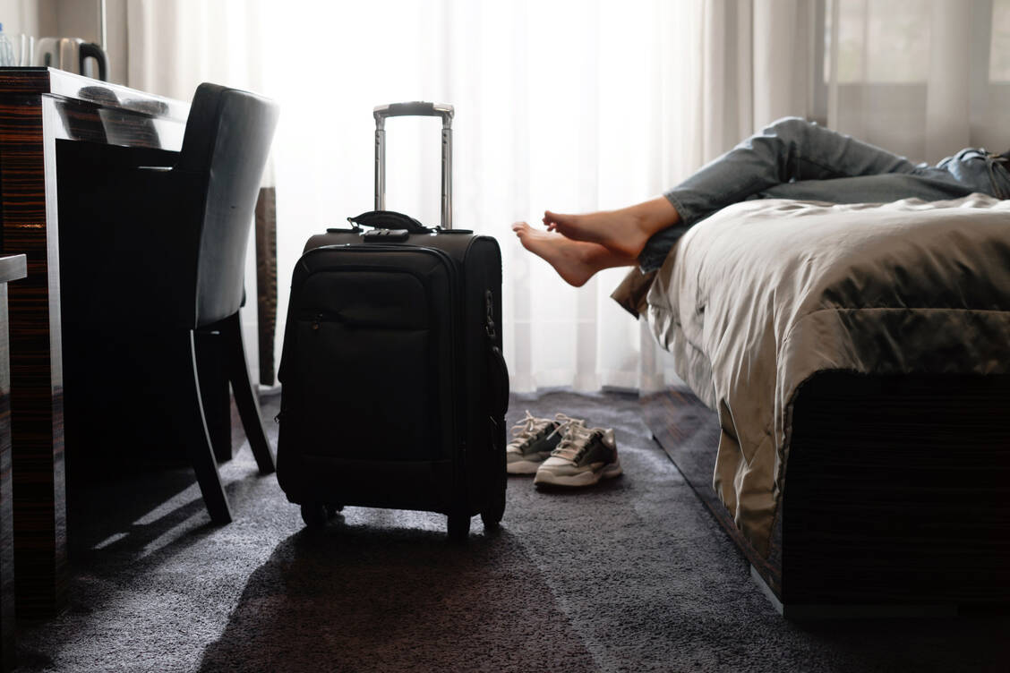 Reisen mit BtM im Gepäck müssen sorgfältig geplant werden, um Probleme mit den Behörden zu vermeiden. / Foto: Getty Images/Ninelutsk