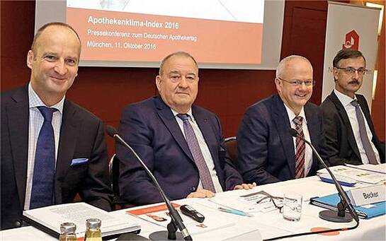 Stabile Rahmenbedingungen  und Planungssicherheit  sind die zentralen Anliegen  des Berufsstandes, sagten Friedemann Schmidt, Fritz Becker,  Andreas Kiefer und  ABDA-Hauptgeschäftsführer  Sebastian Schmitz (von links) auf der Pressekonferenz.
