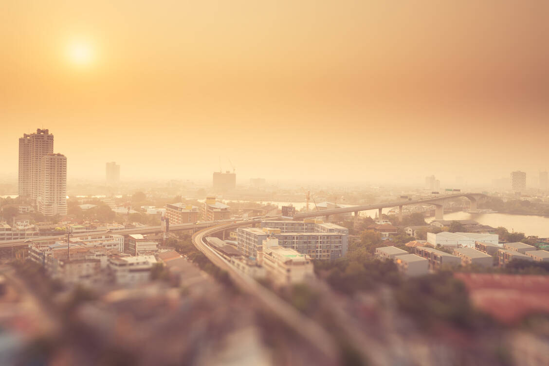 In den vergangenen 30 Jahren ist die Luft in vielen Städten weltweit besser geworden. In vielen Metropolen wie hier in Bangkok kommt es jedoch immer noch regelmäßig zu Smog-Alarm. / Foto: Getty Images/KDP