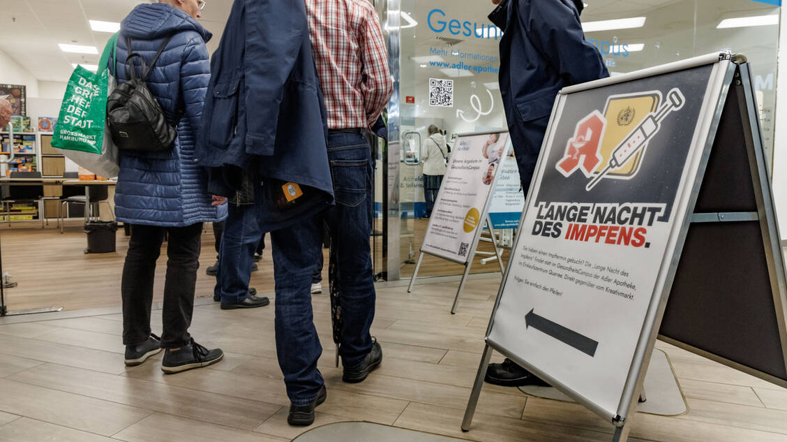 Aufgrund der umfassenden Vorberichte in den Medien hatten sich viele Hamburger spontan auf den Weg zum Impfen gemacht, sodass sich teilweise Schlangen bildeten wie hier vor dem Gesundheits-Campus der Privilegierten Adler-Apotheke in Wandsbek. / © picture alliance/dpa