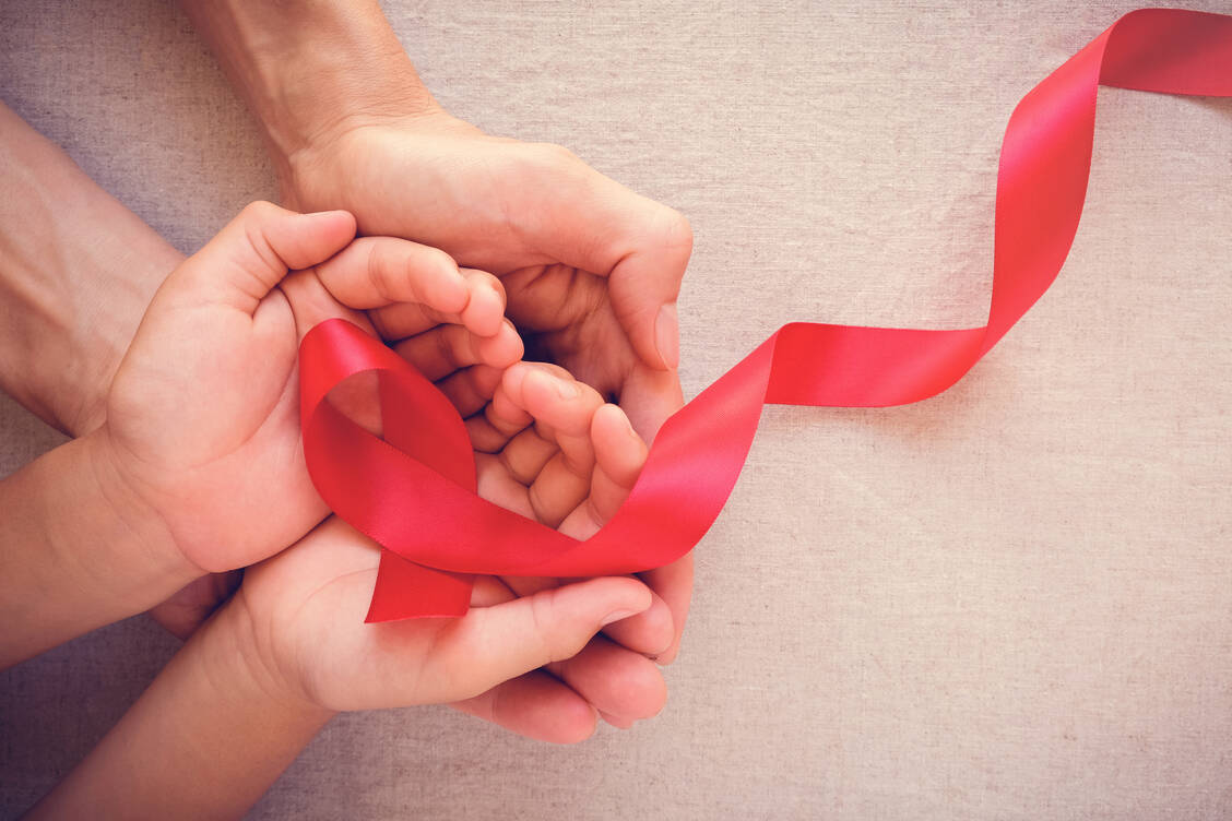 Kinder sind überproportional von der HIV-Epidemie betroffen. Weltweit leben schätzungsweise 1,7 Millionen Kinder mit dem Virus. / Foto: GettyImages/ThitareeSarmkasat
