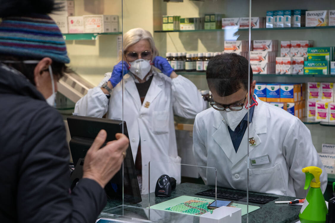 Schutzmasken, Kittel und Plexiglasscheiben wie hier in einer Mailänder Apotheke empfiehlt nun auch die Bundesapothekerkammer. / Foto: Getty Images/Emanuele Cremaschi