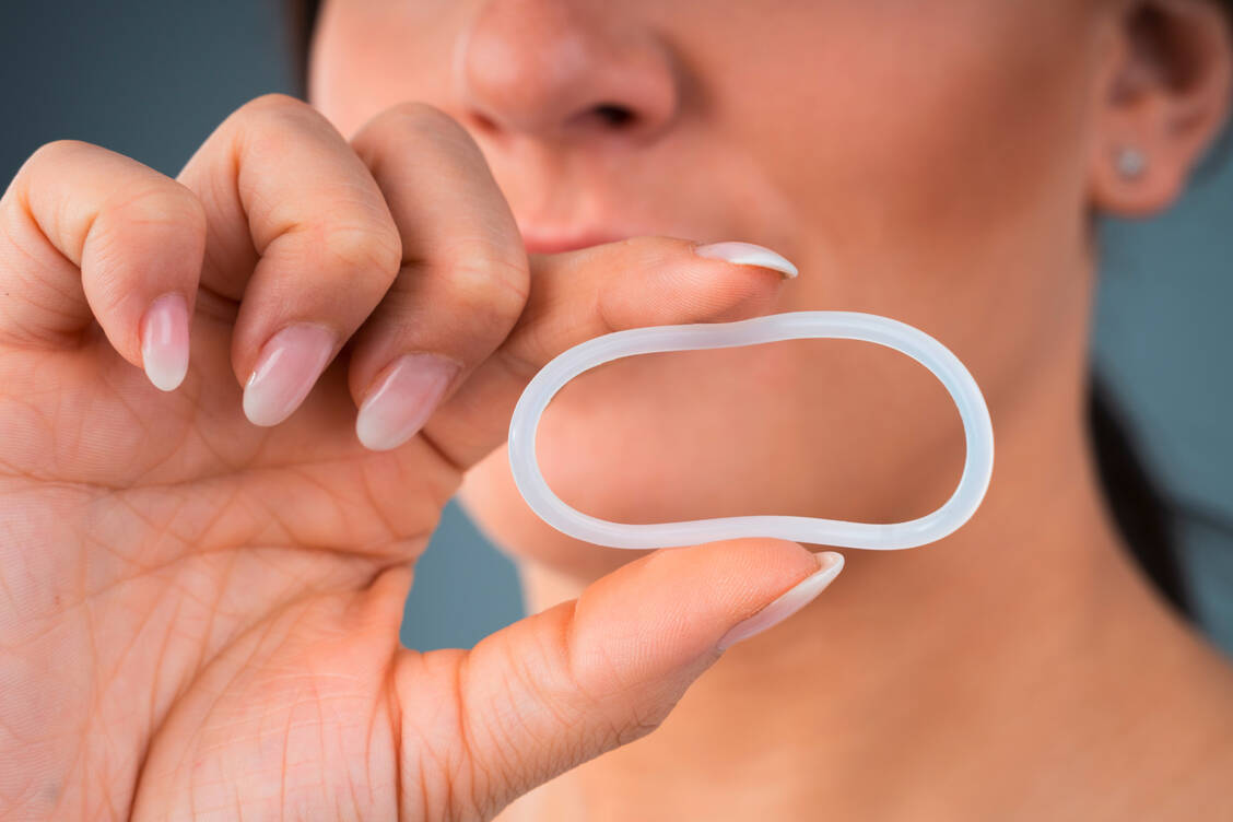 Bricht ein Vaginalring, sollen Anwenderinnen diesen möglichst schnell durch einen neuen Ring ersetzen.  / Foto: Adobe Stock/Andrey Popov