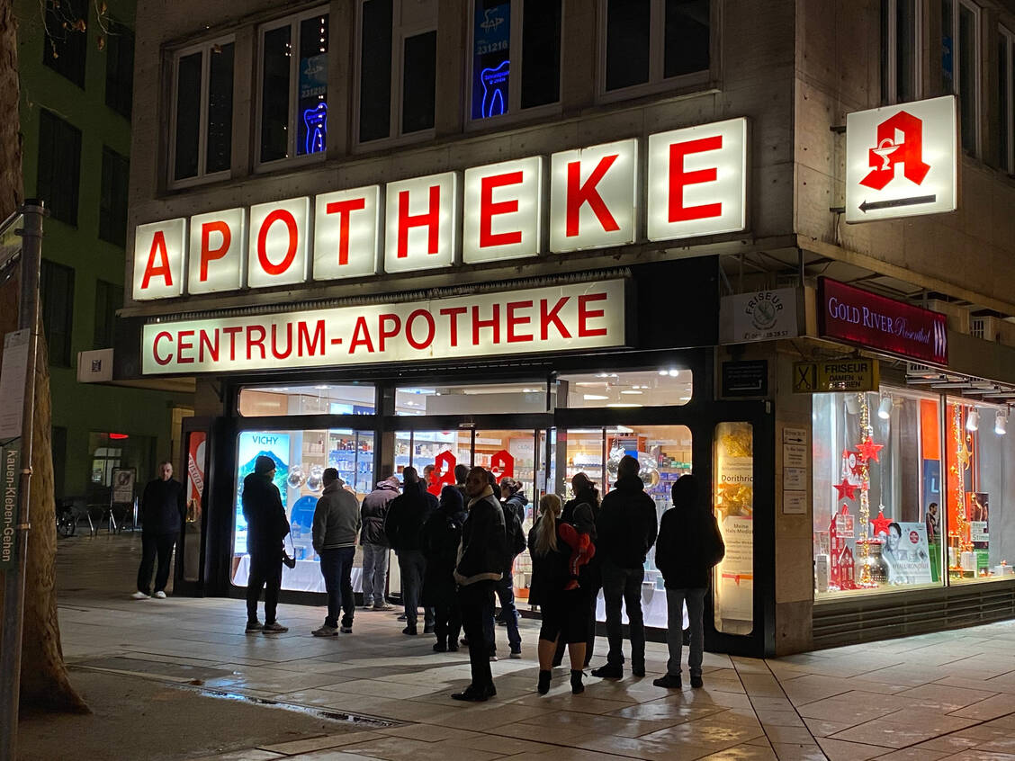 Alle Apotheken in der Nähe kann man kann man über den Apothekenfinder 22 8 33 finden und auch die diensthabenden Nacht- und Notdienstapotheken.  / Foto: PZ/Julia Endris