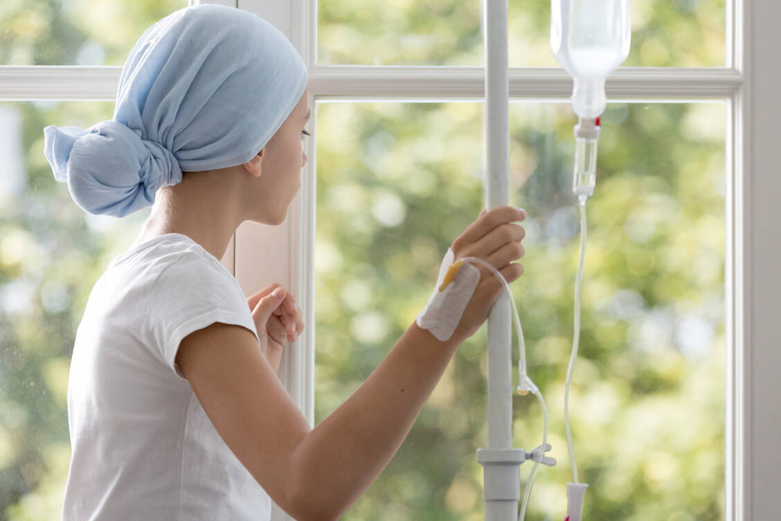 Ebenso wichtig wie die intensive intravenöse Chemotherapie ist die Behandlung von Nebenwirkungen. / © Getty Images/Katarzyna Bialasiewicz