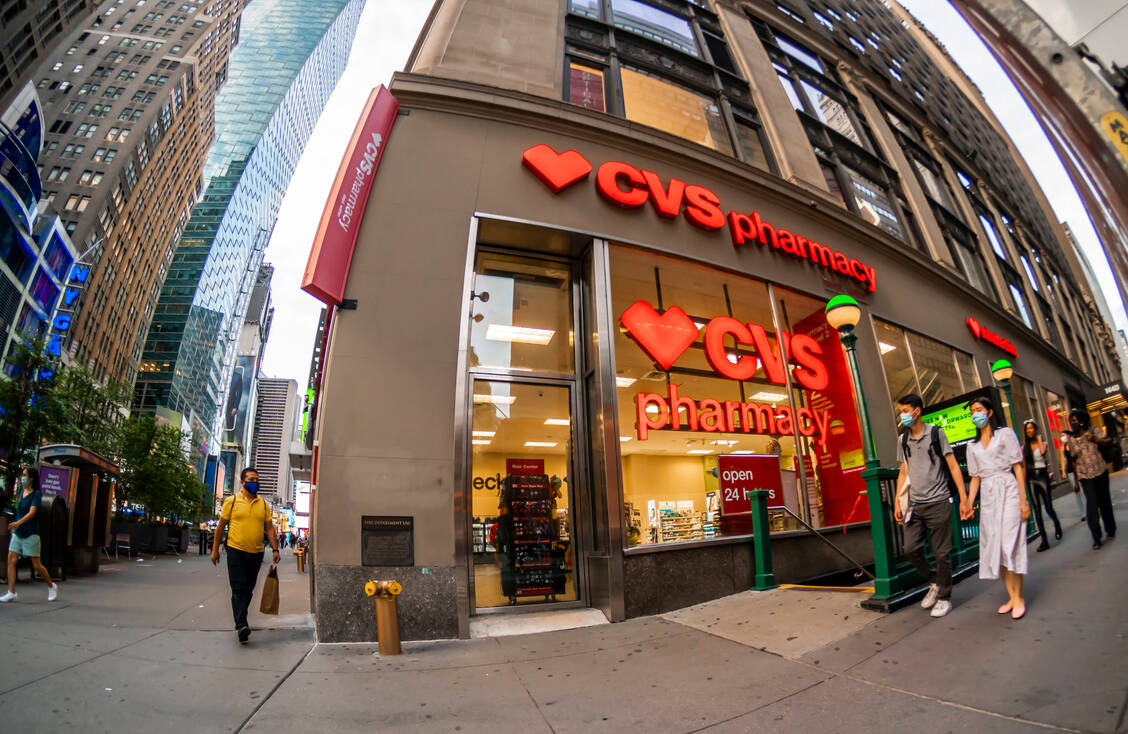 Auch einige CVS Apotheken (hier eine Filiale in Manhattan, New York) bieten künftig Covid-19-Impfungen an. / Foto: imago images/Levine-Roberts