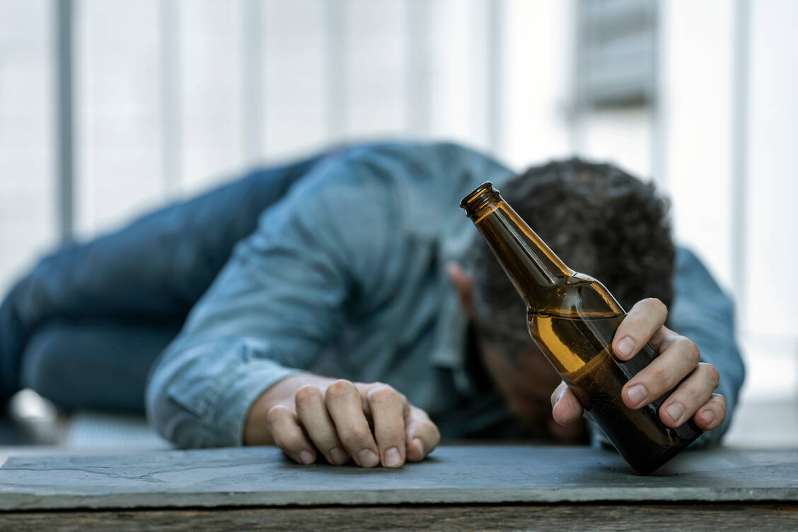 Die Zahl der alkoholbedingten Krankenhausbehandlungen im Jahr 2024 ging auf den niedrigsten Stand der letzten zehn Jahre zurück.  / © Getty Images / Rafa Jodar