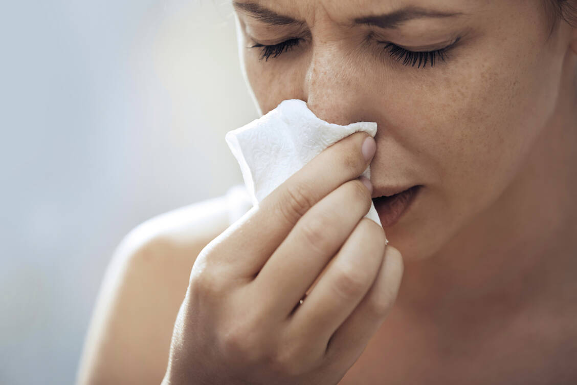 In der Regel dringen Coronaviren über die Nasenschleimhaut in den menschlichen Körper ein. Mit nasalen Impfstoffen soll hier eine bessere Immunabwehr induziert werden. / © Getty Images/Westend61/Arman Zhenikeyev