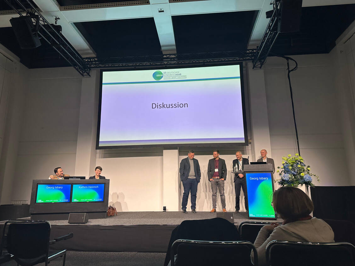 Von links: Georg Isbary und Kathrin Heinrich (Moderation), Thorsten Ruppert, Christoph Hillen, Rainer Göbel und Professor Viktor Grünwald bei der Paneldiskussion zur klinischen Forschung in Deutschland. / © PZ / Paulina Kamm