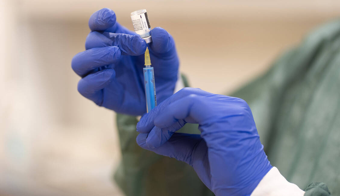 Etwa 2200 freiwillige Apothekerinnen, Apotheker und PTA engagieren sich in den 27 Impfzentren in der Region. / Foto: imago images/Fotostand
