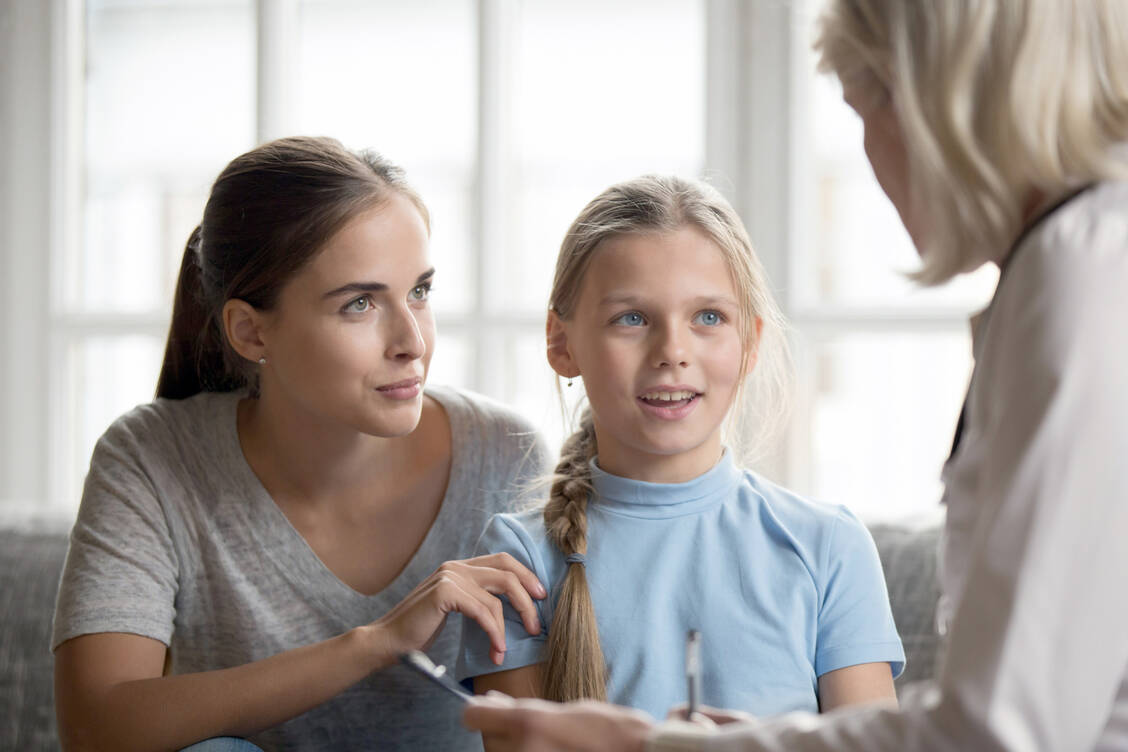 Ein wichtiger Teil der Urotherapie ist das Aufklärungsgespräch beim Kinderarzt. Hier geht es nicht nur um sachliche Information, sondern auch um Motivation und Mutmachen. / Foto: Adobe Stock/fizkes